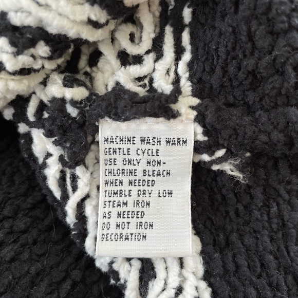 Yarnworks Black and White polyester and acrylic Sweater. Size Medium. - Picture 9 of 11